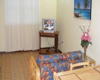 Paige Pond Country Inn - All Saints - Living room