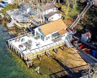 Private Beach House Getaway. - Northport - Building