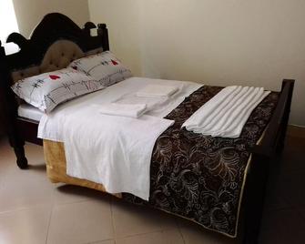 +256.701.4123.75 is contact.To a lovely stay, better service and spacious look.. - Mukono - Bedroom