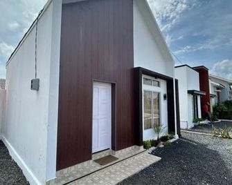 Zio Bungalow Familia - Banjarbaru - Building