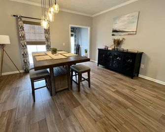 Hospitable Reservoir home w/King Bed near Shaggy’s - Brandon - Dining room