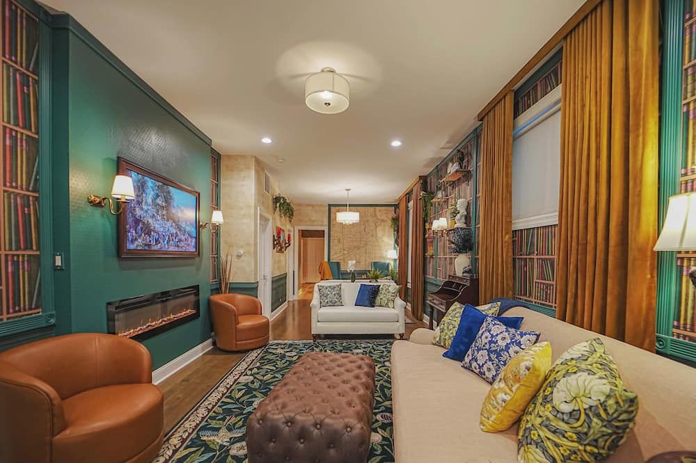 The Grand Vic: Large 5bd/3ba Home +garage - Chicago - Living room