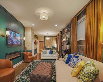 The Grand Vic: Large 5bd/3ba Home +garage - Chicago - Living room