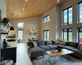 Brand New Luxury Cabin on the creek in Lac Du Bonnet, Manitoba (sleeps 8) - Lac Du Bonnet - Sala de estar