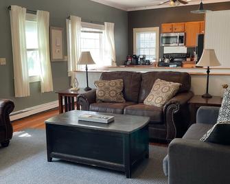 3 Bedroom 3 Bath w/ Roof Top Deck in the Heart of Newport - Newport - Wohnzimmer