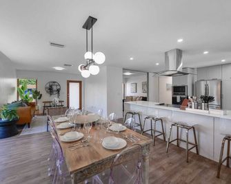 Family-Friendly 4BR House with Pool in Westchester Miami - Tamiami - Dining room