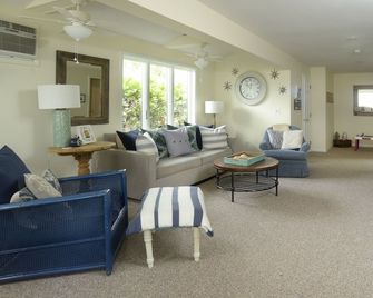 Beachfront, 5 bedroom home w/ tennis/pickle-ball court - Sylvan Beach - Sala de estar