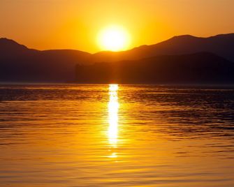 RedDoorz Plus @ Alam Raya Hotel - Палу - Рецепція