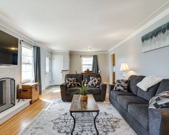Inviting Minneapolis Vacation Rental w/ Game Room! - Minneapolis - Living room