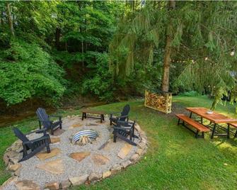 Creekside bungalow with a hot tub, walking distance to downtown Nashville - Nashville - Patio