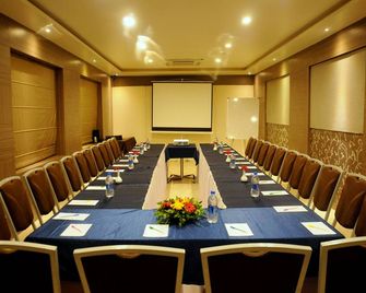 Hotel Madhav International Pune Railway Station - Pune - Sala de reuniones