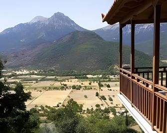 Παραδοσιακός Ξενώνας Σεμέλη - Goura - Μπαλκόνι
