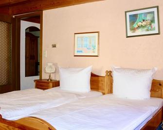 Double room with private bathroom - Albstadt - Schlafzimmer