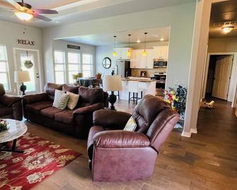 Charming 3-bedroom country oasis on 3 acres! - Claremore - Wohnzimmer