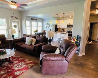 Charming Country Oasis Sleeps 4 - Claremore - Lounge