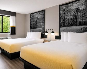 Super 8 by Wyndham Champaign - Champaign - Bedroom