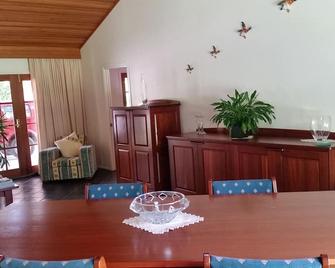 Mescal's at Pampoolah B&B - Diamond Beach - Comedor