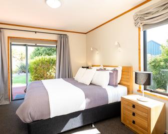 Lawn Cottages - Hastings - Bedroom