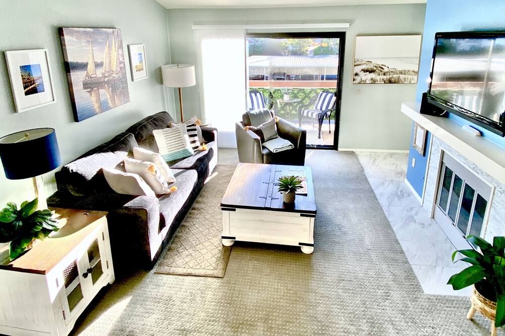 Corporate and Family Condo with Pool, close to shopping - سان دييغو - غرفة معيشة