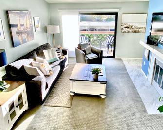 Corporate and Family Condo with Pool, close to shopping - סן דייגו - סלון
