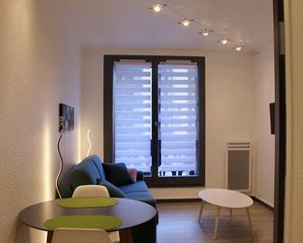 Cosy Nest Near Center Chamonix - Chamonix - Living room