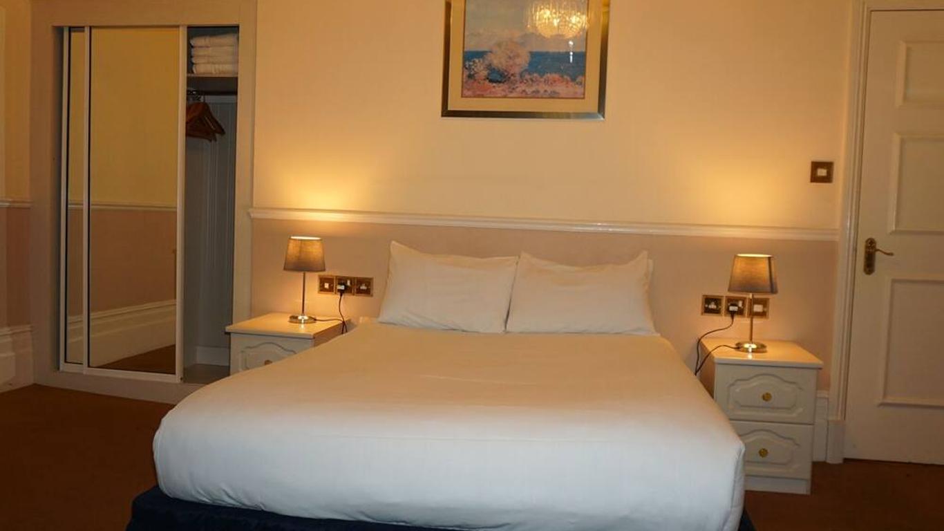 OYO Albany Hotel