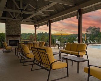 Orange & Blue Skies | 2 Bed, 2 Bath - Auburn - Βεράντα