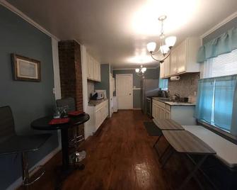 Cheerful 2bedroom bungalow w/ parking on premises! - Ripley - Kitchen