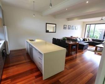 Shaylee Retreat - Relax under the stars - Inverloch - Dining room