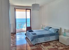 Beach house over the sand with an amazing view of Sicily - Villa San Giovanni - Bedroom