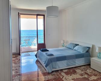 Beach house over the sand with an amazing view of Sicily - Villa San Giovanni - Camera da letto