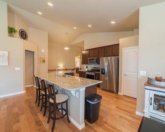 Gorgeous New Home - Theatre, Ping-Pong, & Stunning Mountain Views - Longmont - Kitchen