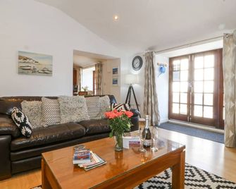 Maritime Mews, 6 The Oakleys - Porthmadog - Living room