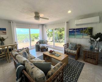 Perfect location for exploring The Exumas! Beautiful water views and comfort! - Georgetown - Wohnzimmer