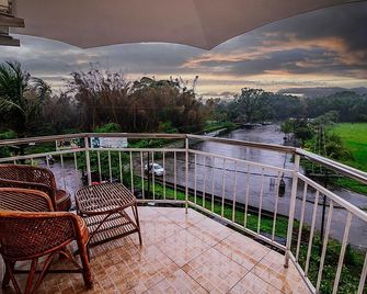 Periyar Meadows Leisure Hotels - Thekkady - Balcony