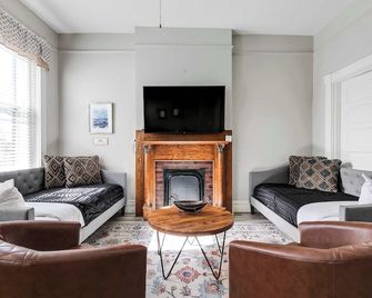 M2 Central Location 2 Mins To Vcu Free Parking - Richmond - Living room