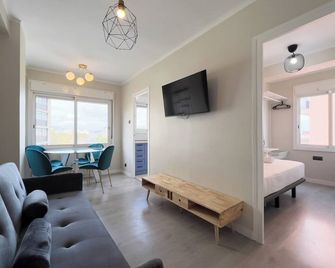 Fabra 5-2 - Three Bedroom Apartment, Sleeps 3 - ברצלונה - סלון
