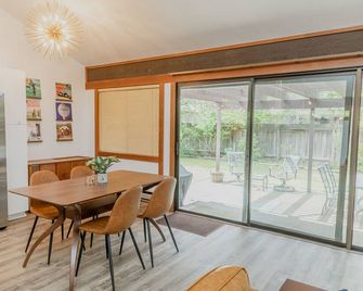 The Mondrian Hole in One - An MCM Townhome in a Quiet Golf Course Community - Graeagle - Dining room