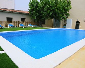 Rvapartaments Provenzal - l'Escala - Bể bơi