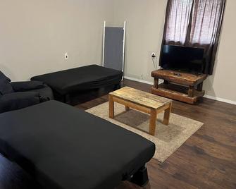 Guesthouse Sleeps 7 Kitchen Washer Dryer Dishwasher New Queens - Pittsfield - Huiskamer