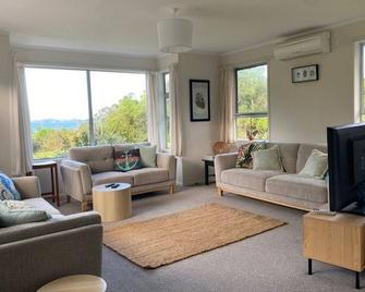 Aroha Island Eco Retreat - Kerikeri - Living room