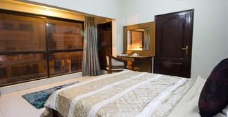 Hilltop Hotel - Karachi - Bedroom
