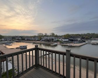 Beautifully renovated lake house - sleeps up to 18! - Papillion - Balcony