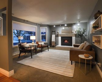 Cozy 4-bedroom house in charming Logan. 5-min walk to USU & Lundstrum Park. - Logan - Living room