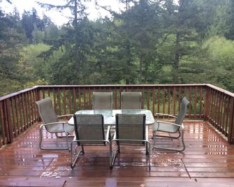 Secluded Cottage with a Salt Water Hot Tub in Westholme, Vancouver Island - Crofton - Balcony
