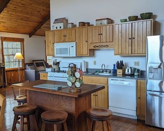 Private, light filled retreat space... with your own pickleball court! - Berkeley Springs - Küche