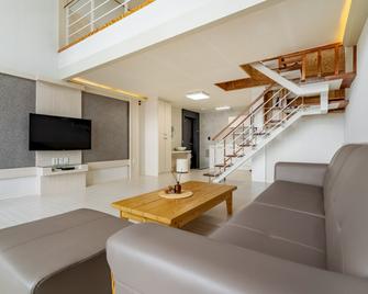 Yeosu Sunset Hostel and Pension - Yeosu - Sala de estar