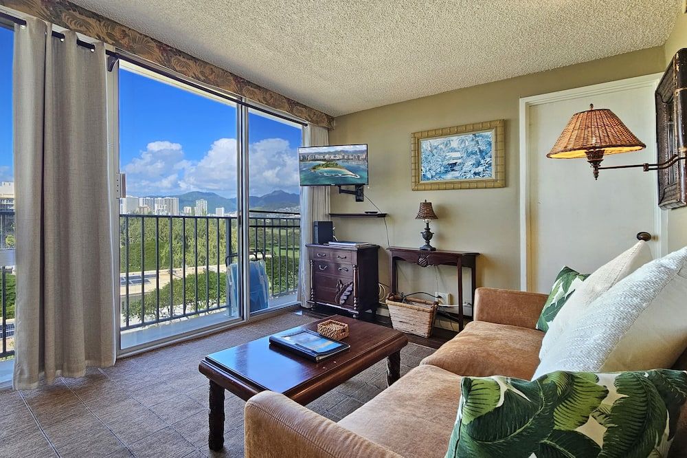 Gold Coast Ocean View One Bedroom w/ Full Kitchen & WiFi - هونولولو - غرفة معيشة