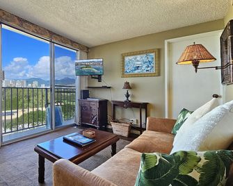 Gold Coast Ocean View One Bedroom w/ Full Kitchen & WiFi - Honolulu - Living room