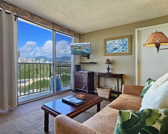 Gold Coast Ocean View One Bedroom w/ Full Kitchen & WiFi - هونولولو - غرفة معيشة